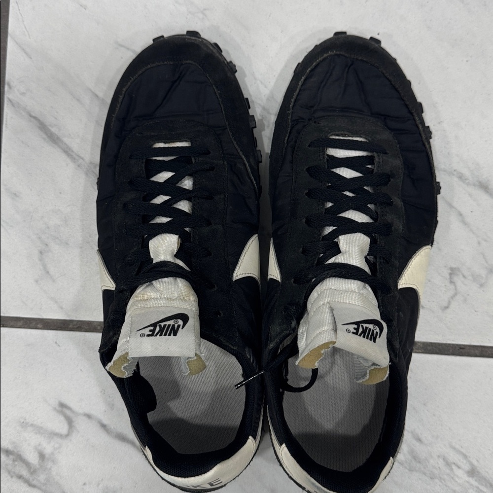 Nike Waffle Black and White Shoe Sneakers - Picture 5 of 5